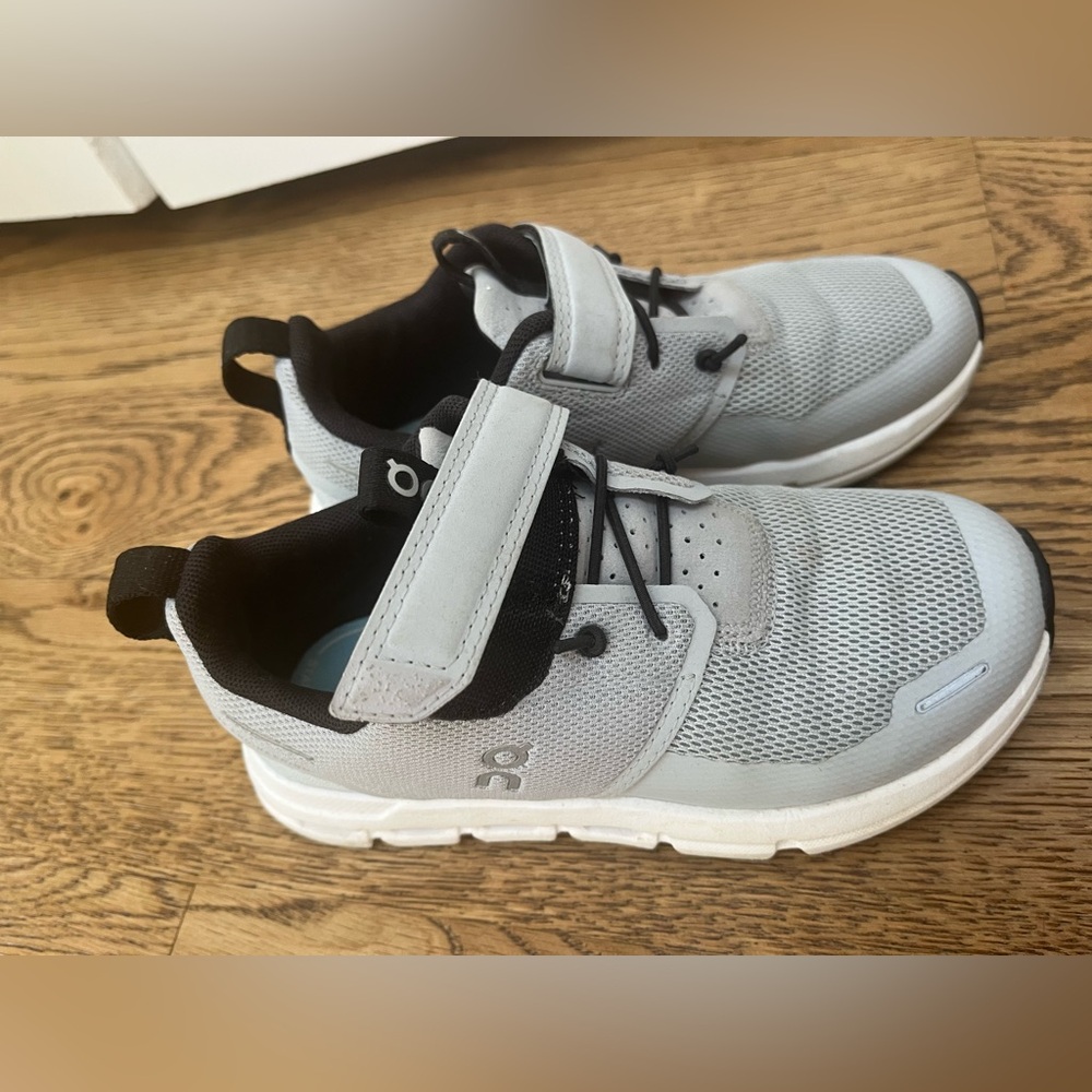 Kids On Cloud Play sneakers